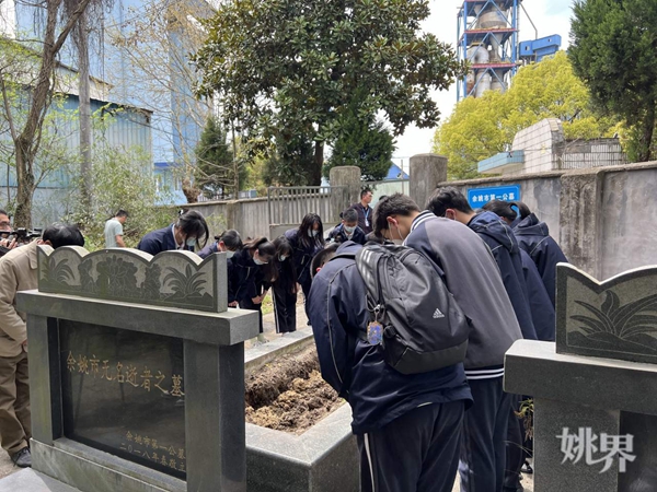 “以树为碑，与花草相伴” 余姚为35位无名逝者举办集体树葬