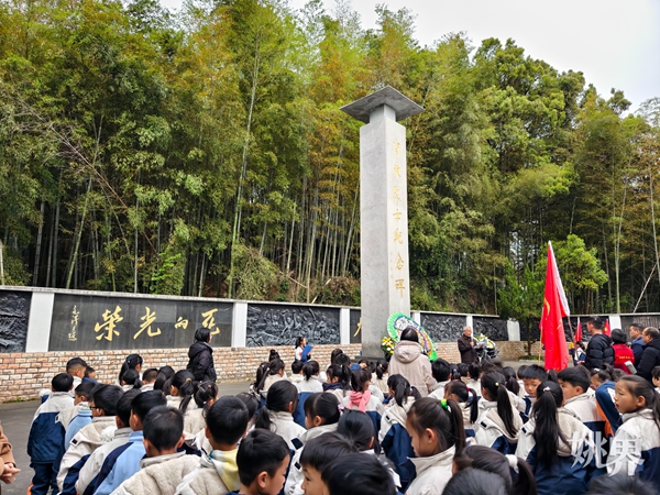 清明祭英烈 银红永向党 余姚开展清明祭扫主题教育活动